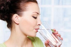 girl drinks water on a diet for lazy people